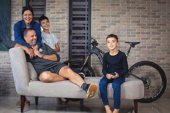 "כל יום אני אוהב אותה יותר". עם אשתו אסתר ושני הבנים, גיא (מימין) ויהונתן // צילום: אריק סולטן