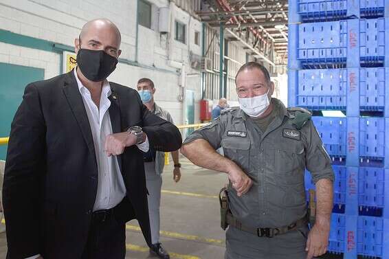 שבתאי עם השר לביטחון פנים, אמיר אוחנה, במהלך סיור בצפון בנובמבר 2020. קצין מטה: "הוא לא לחיץ, והוא יעמוד על העקרונות שלו" // צילום: אייל מרגולין - ג׳יני