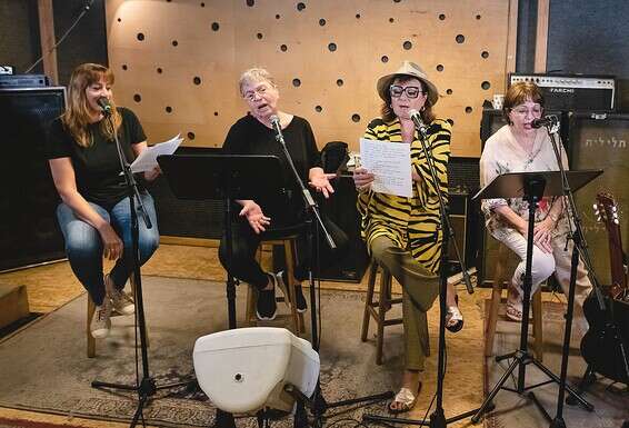 עם רבקה מיכאלי, חנה לסלאו ומיקי קם בהקלטת "יכול להיות שזה נגמר". "אני אומרת ששום דבר לא נגמר, ושהכל יהיה בסדר" // צילום: ערן בארי