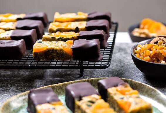 קטן אבל מושקע. חטיף אנרגיה עם משמשים וג'ינג'ר // צילום וסטיילינג: איתיאל ציון