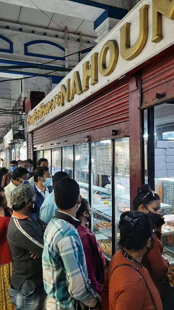 תור של קונים משתרך בפתח מאפיית נחום ובניו בימים שלפני חג המולד // צילום: יצחק נחום/נחום ובניו