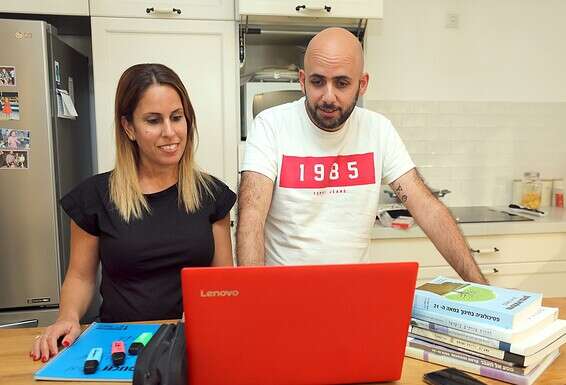 משפחת ביירליין: מיכל, סטודנטית לחינוך לגיל הרך וקובי, מורה בכפר הנוער בן שמן // צילום: גדעון מרקוביץ'