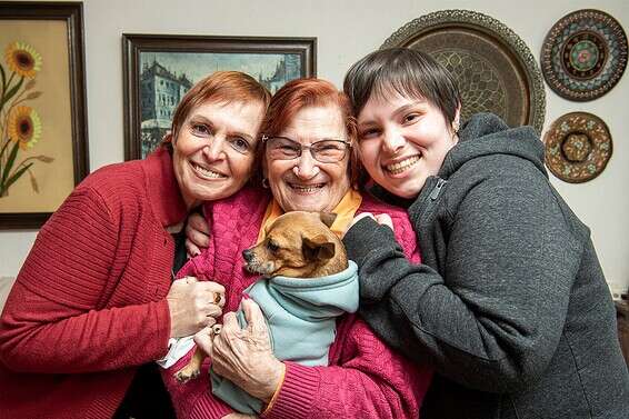 זהבה גלנטי (‭,(87‬ בתה ונכדתה // צילום: גיל אליהו/ג'יני