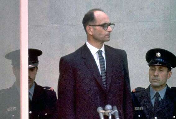 בתא הזכוכית, במהלך המשפט // צילום: GettyImages