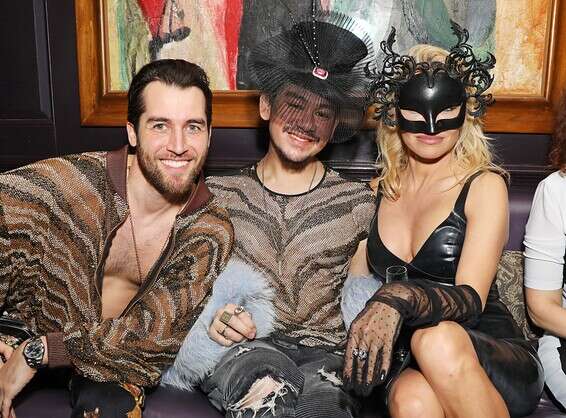 הנסיך עזים (במרכז) עם פמלה אנדרסון וג'ראלד מורילו ב-2017 // צילום: Getty Images