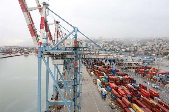 פריקת סחורה בנמל חיפה // צילום: הרצי שפירא