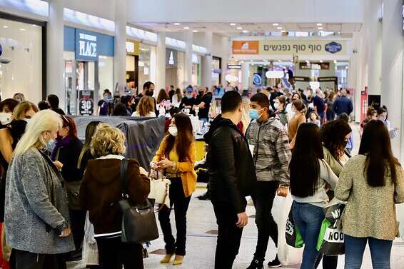 מבלים בקניון עזריאלי בחיפה, היום // צילום: הרצי שפירא