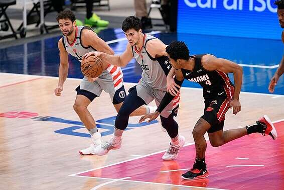 אבדיה מריץ מתפרצת, הלילה מול ההיט. ענייון של זמן // צילום: אי-פי