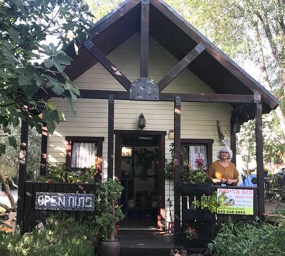 שרה קוז׳יקרו בבית הריבות // צילום: סמדר סלטון