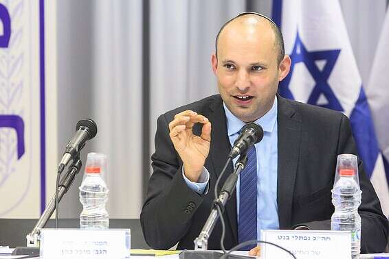 לאיזו ממשלה הוא יצטרף? בנט // צילום: יהושע יוסף