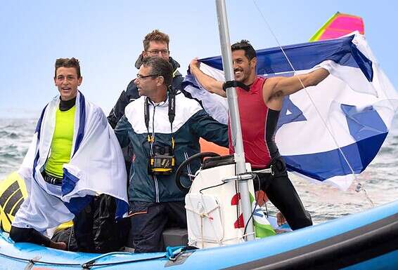 רגע אחרי הזכייה באליפות אירופה בפורטוגל בשבת // צילום: Joao Costa Ferreiraשעברה, חוגג עם שחר צוברי (אוחז בדגל) והמאמן גור שטיינברג. "לא האמנתי שזה אמיתי" //