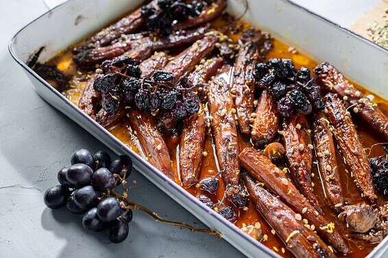 גזרים צלויים בסירופ ענבים // צילום: אסף קרלה