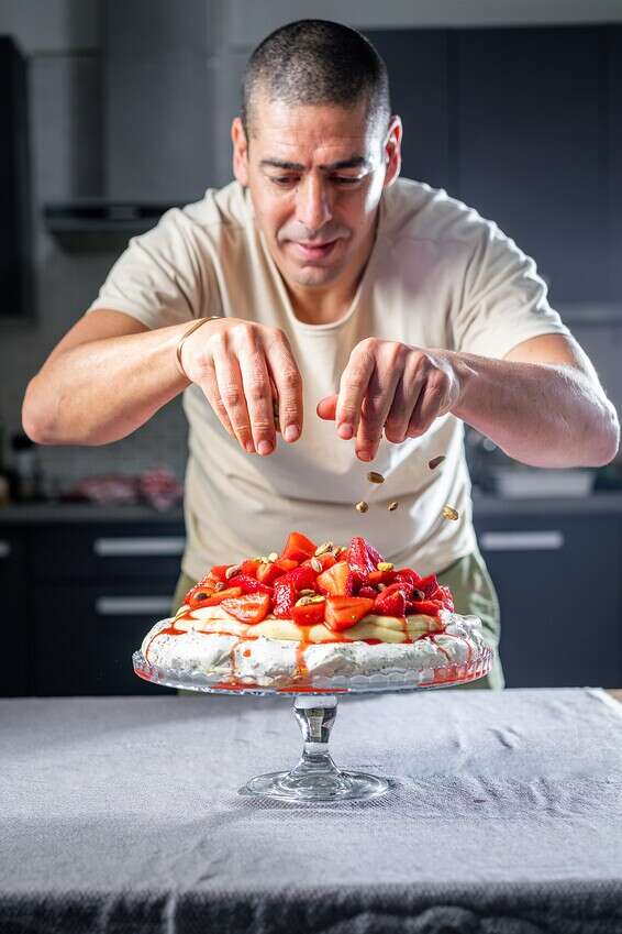 שטרית והקינוח.  קרם לימון ומי זהר עם תותים  ומרנג נענע מיובשת // צילום: אסף קרלה