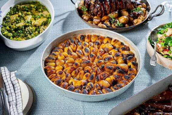 משמשים ממולאים בבשר טלה ובהרט  ברוטב קליפות הדרים // צילום: אסף קרלה