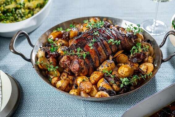 המנה העיקרית. צוואר טלה ממולא בפיסטוקים ולימון, עם תפוחי אדמה ותמרים // צילום: אסף קרלה