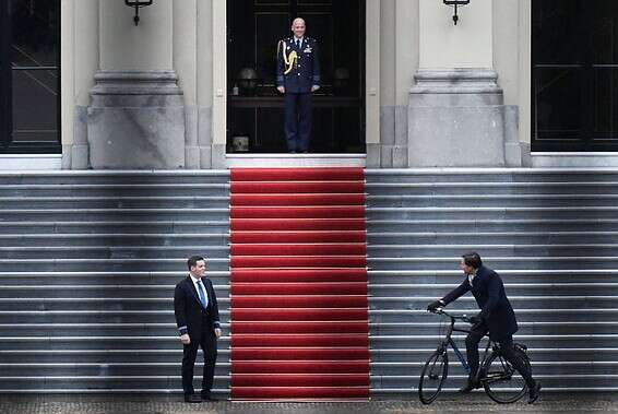 הכי הולנדי: רה"מ מגיע על אופניו לארמון המלך כדי למסור את התפטרותו // צילום: רויטרס