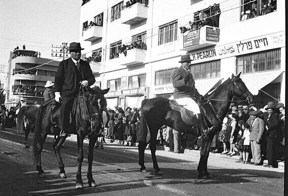 עדלאידע, 1932. ראש העיר  של תל אביב, מאיר דיזנגוף (משמאל), עם "זקן השומרים" אברהם שפירא // צילום: לע"מ KLUGER ZOLTAN 