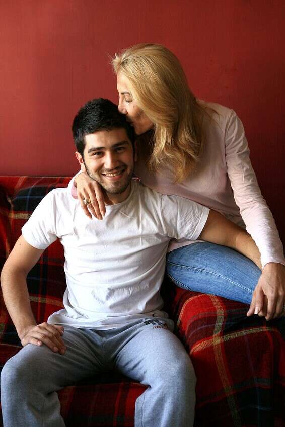 יהודה עם אמא גיטה בצילומים ל"יהודה יוצא למלחמה" // צילום: לירון אלמוג