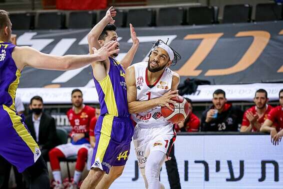 סיגרס בדרך לעוד שתיים // צילום: מאור אלקסלסי