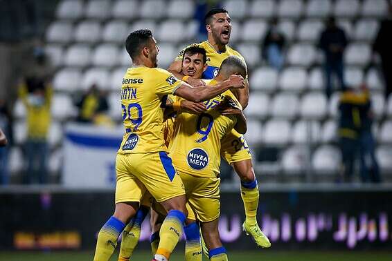 מכבי תל אביב חוגגת את השער שהני של מתן חוזז, אתמול // צילום: מאור אלקסלסי