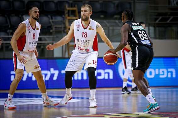 בראון מחפש את הסל של חיפה // צילום: מאור אלקסלסי