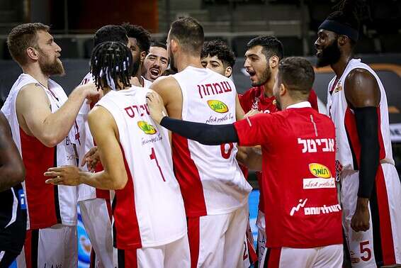 הפועל חיפה חוגגת ברוממה // צילום: מאור אלקסלסי