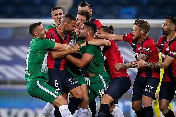 מכות בדרבי הלוהט של חיפה // צילום: מאור אלקסלסי