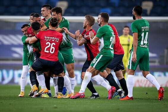 מכות בדרבי הלוהט של חיפה // צילום: מאור אלקסלסי