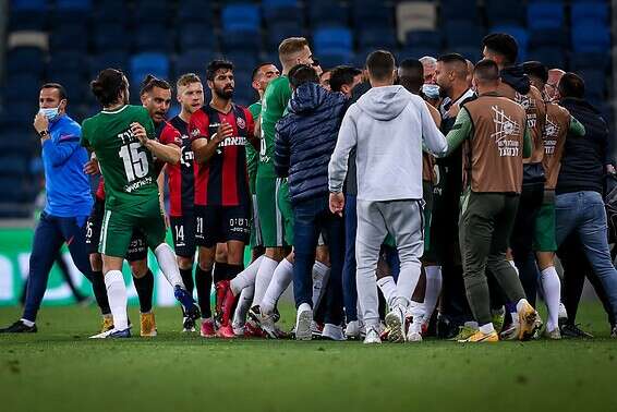 קטטת ענק בסיום הדרבי של חיפה // צילום: מאור אלקסלסי