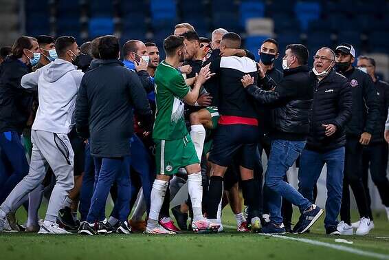 קטטת ענק בסיום הדרבי של חיפה // צילום: מאור אלקסלסי