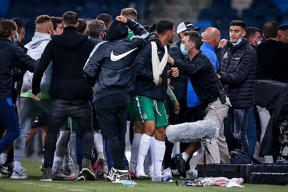 קטטת ענק בסיום הדרבי של חיפה // צילום: מאור אלקסלסי