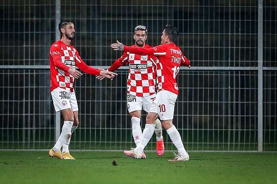 יחזקאל חוגג עם החברים את שער היתרון // צילום: מאור אלקסלסי