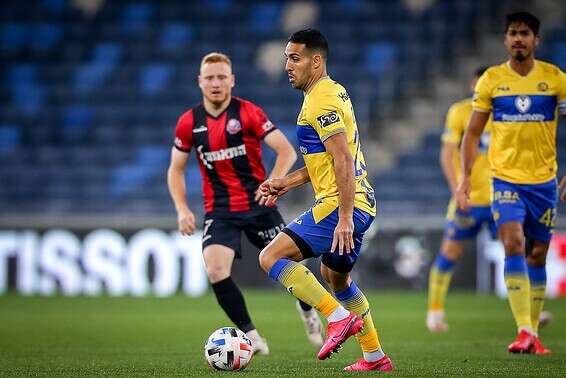 שחר מול גולאסה, בשבוע שעבר // צילום: מאור אלקסלסי