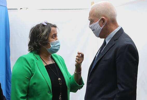 "יחסים טובים, למרות שאנחנו לא רואים הכל עין בעין". עם שר החינוך יואב גלנט // צילום: מארק ישראל סלם