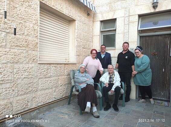 משפחת בן זקו מכוכב יעקב. "רוצים לחגוג יחד את חג הפסח" // צילום: מנחם לף