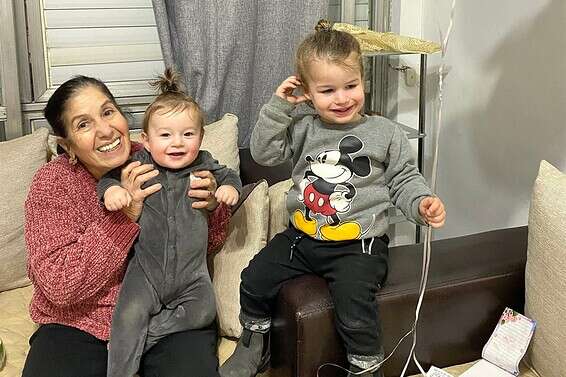 דינה בן הרוש (‭67‬) והנכדים // צילום: מרב מלחי בן הרוש