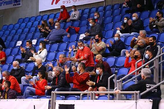 אוהדי ב"ש חזרו ליציעי הקונכייה // צילום: לירון מולדובן