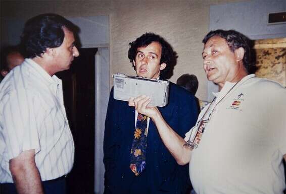 מראיין את מישל פלטיני באייטיז // צילום: משה שי