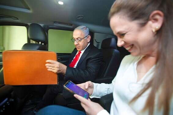 עם ראש הממשלה בדרכים. "אוהב לפגוש את האנשים בשטח" // צילום: משה שי