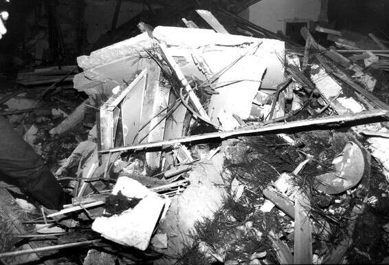 ראש מציץ מבין ההריסות ביהוד // צילום: נאור רהב