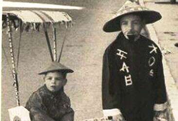 ילדים בתחפושת "סינים", שנות ה־50 // צילום: ארכיון אתר נוסטלגיה אונליין