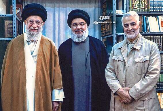 איראן תממן, סוריה תייצר, וממנה יועברו הטילים ללבנון. נסראללה עם סולימאני (מימין) וחמינאי