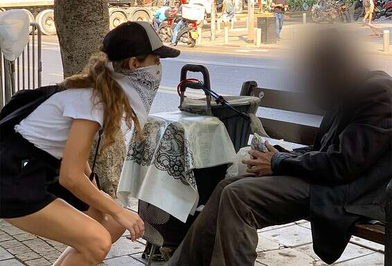 במהלך סיור בת"א. "הסתכלתי עליהם והרגשתי כאילו אני מסתכלת במראה" // צילום: רומי עין-גל