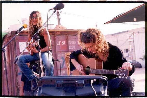 בהופעה בנמל תל אביב בתחילת שנות האלפיים, עם ניר פרידמן. "בניינטיז הייתי בלהקת רוק עם ענבל פרלמוטר ז"ל, איגי וקסמן וטל גורדון"