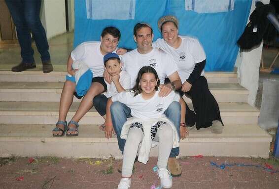 "למדתי לייצר עוגנים משפחתיים וזוגיים". עדיאל עם אשתו תהילה וילדיו אלקנה, נטע וצור