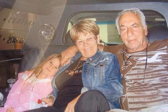 הוריו של בן שמעון עם בתו הבכורה // צילום: מהאלבום הפרטי