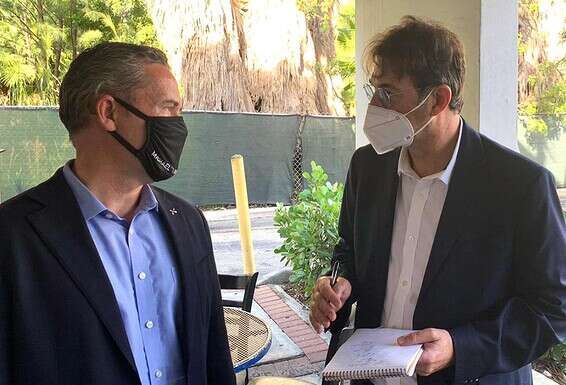 בועז ביסמוט עם חבר הקונגרס מייקל וולץ