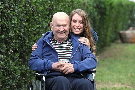 נתנאל ריקלין (‭79‬) ונכדתו // באדיבות המשפחה