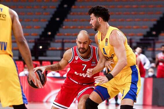 ספאנוליס מול קלויארו, שלשום // צילום: EPA