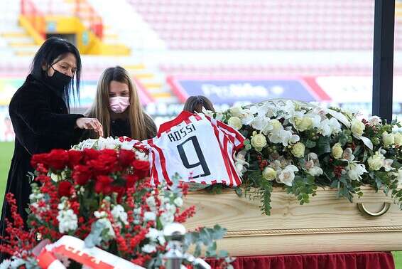 אלמנתו של רוסי ליד ארונו // צילום: אי.פי.אי